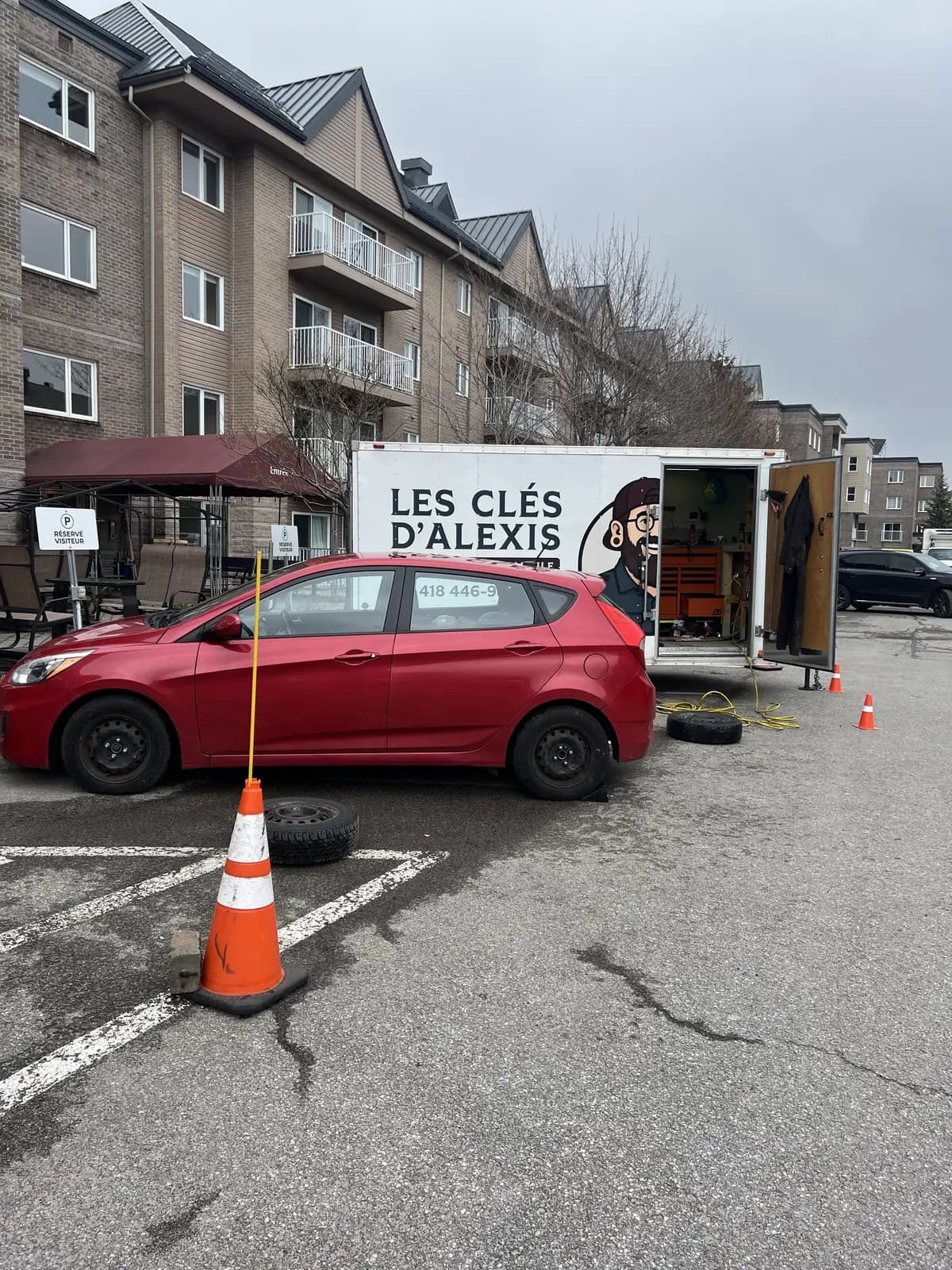 La remorque-atelier d'Alexis ouverte, en intervention chez un client